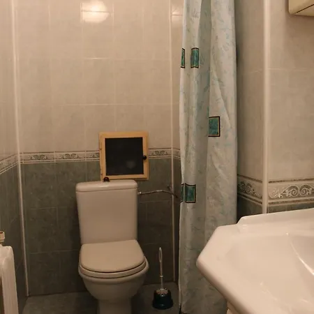 Apartment Spacious In Lively Area *