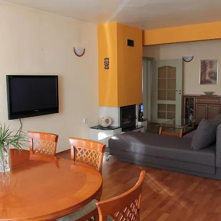 Spacious In Lively Area Apartament